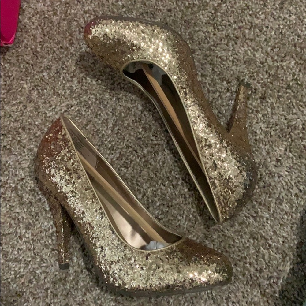 Gold glitter high heels!